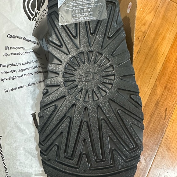 UGG Neumel Boots Women’s - Picture 4 of 6